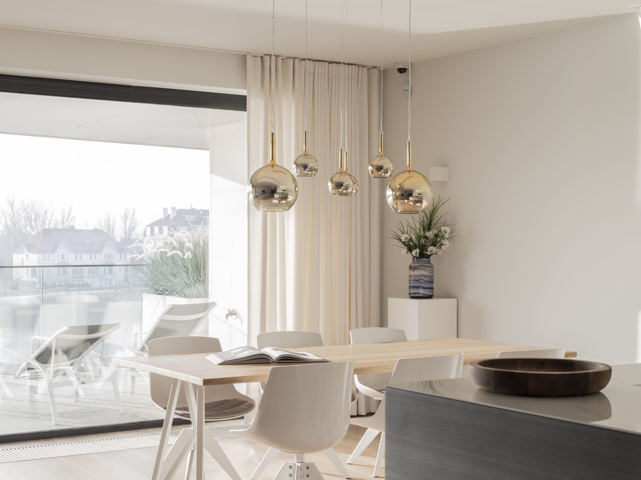 Interieurdetail met zachte materialen en decoratieve afwerking