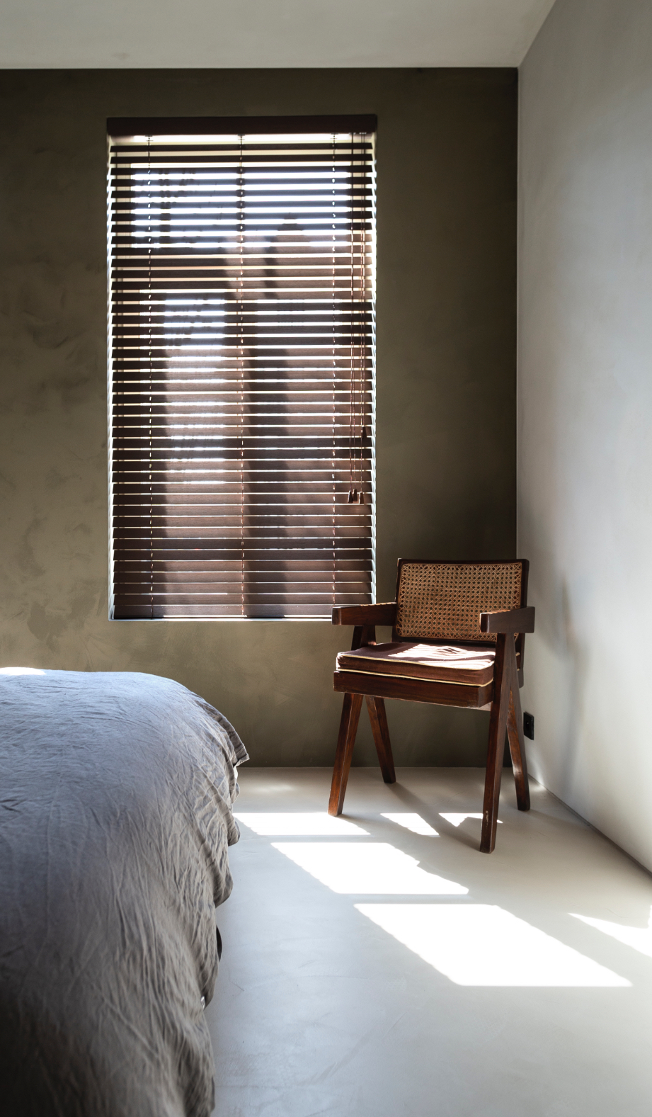 Shutters op maat in een lichte residentiele kamer