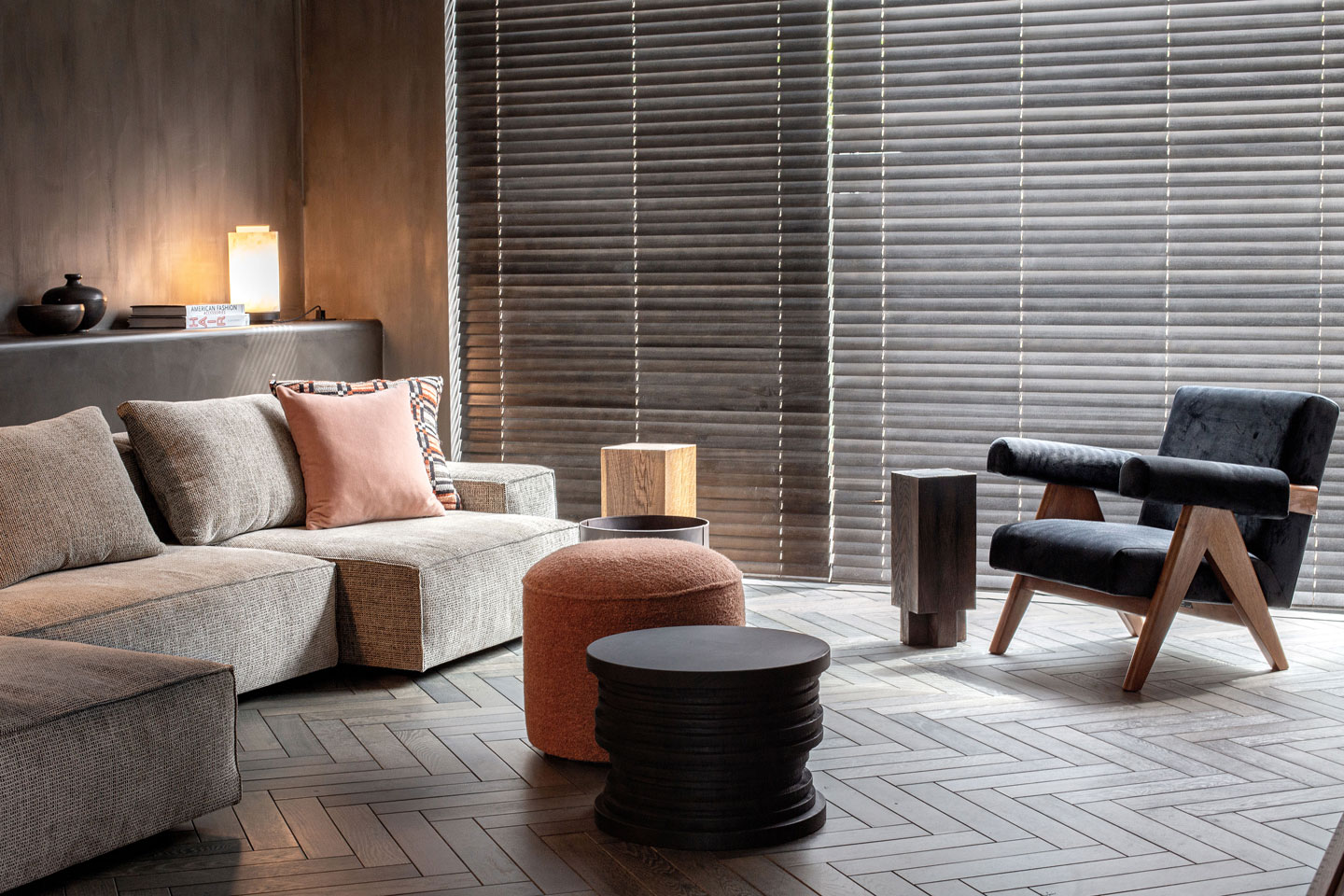 Houten blinds met warme raamafwerking in een interieur